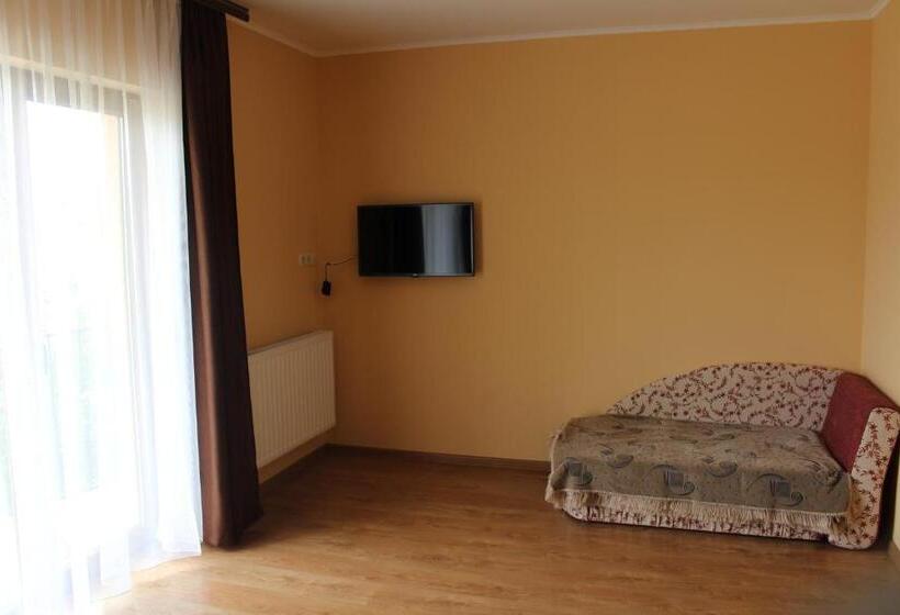 Family Suite, Sukhoviia