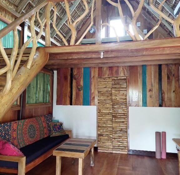 Бунгало Стандарт, La Urraca Loca Hostel