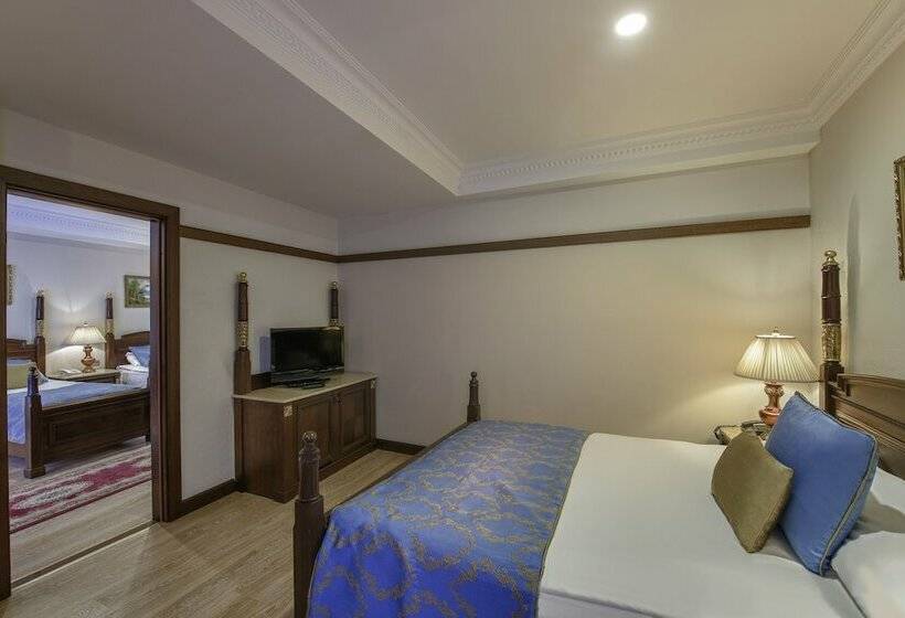 Cameră Familiară, Delphin Palace
