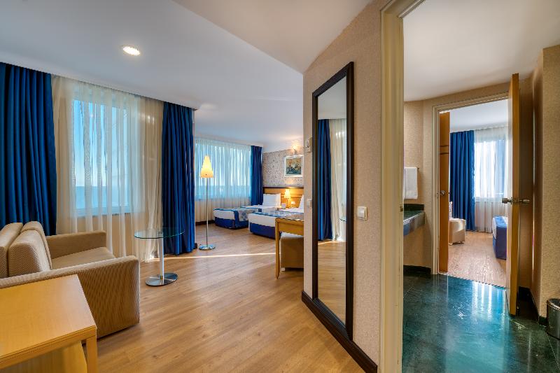 اتاق اساندارد با چشم‌انداز جانبی به دریا, Porto Bello Hotel Resort & Spa