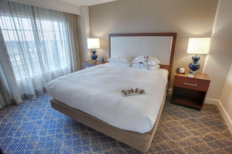 מיטת קינג בסוויטה, Doubletree Suites By Hilton At The Battery Atlanta