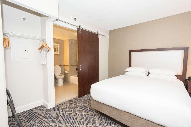 מיטת קינג בסוויטה, Doubletree Suites By Hilton At The Battery Atlanta