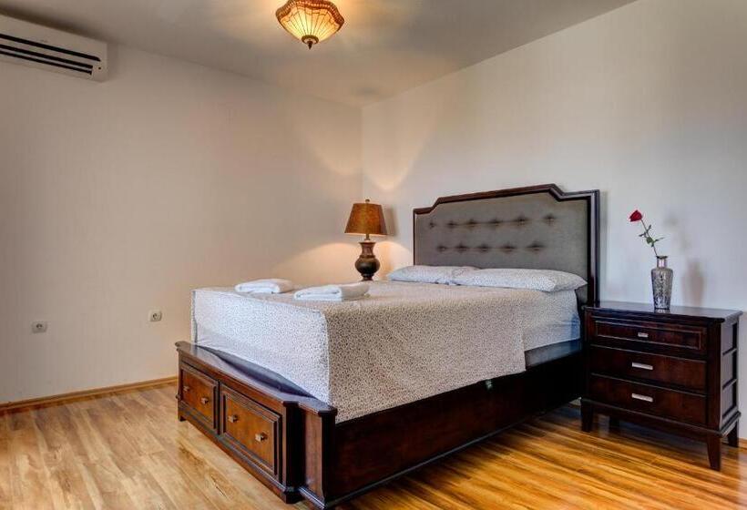 اتاق خانوادگی, Vera Apartments