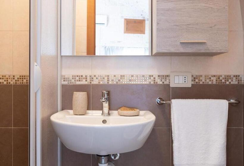 חדר לארבעה סטנדרטי עם נוף לגינה, B&b La Finestra Sui Giardini
