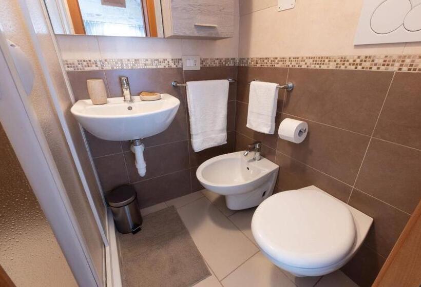 חדר לארבעה סטנדרטי עם נוף לגינה, B&b La Finestra Sui Giardini