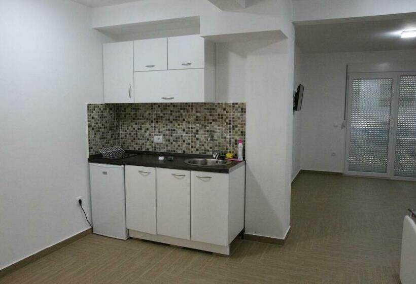 سوییت با چشم‌انداز باغ, Zigovic Apartmani