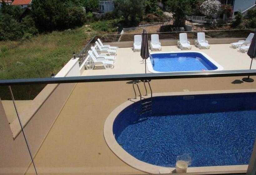 اتاق لوکس خانوادگی, Zigovic Apartmani
