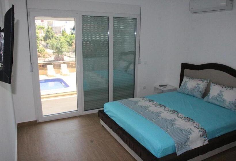 اتاق استاندارد با چشم‌انداز استخر, Zigovic Apartmani