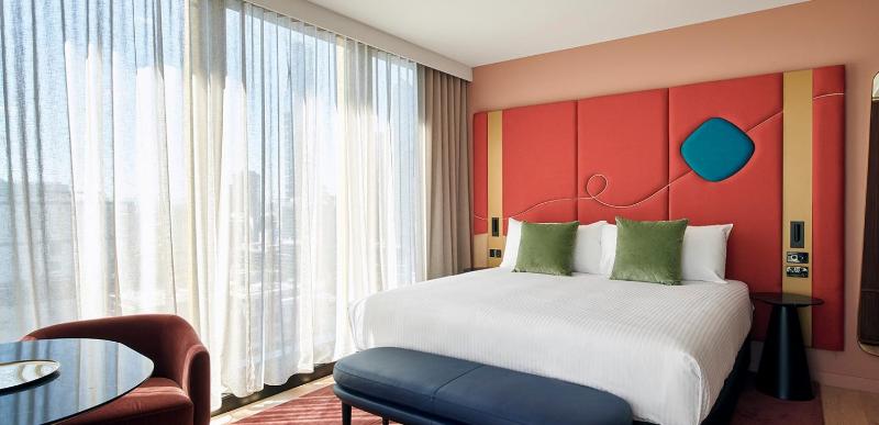 Club Room King Bed, Quincy Hotel Melbourne