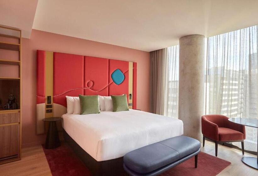 Club Room King Bed, Quincy Hotel Melbourne