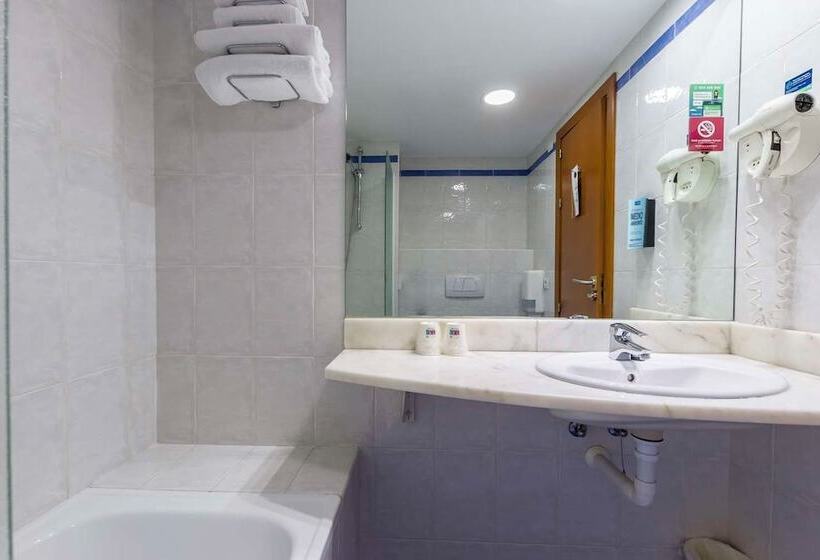 스탠다드 트리플 룸, Travelodge Madrid Alcalá De Henares