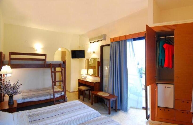 Economy Quadruple Room, Lato