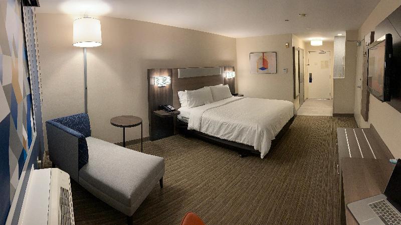 Номер Стандарт Кровать Кинг Адаптированный для Инвалидов, Holiday Inn Express Hotel & Suites Hermosa Beach, An Ihg
