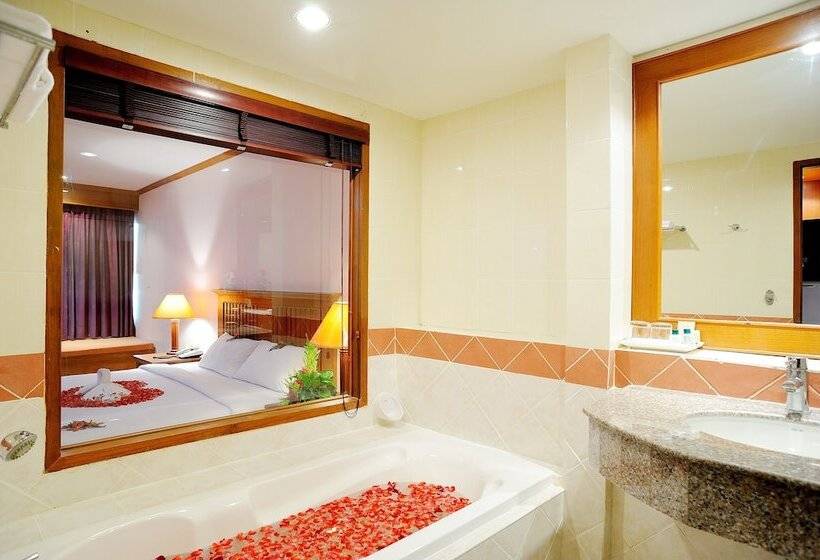 디럭스 룸, Baumanburi Hotel Patong