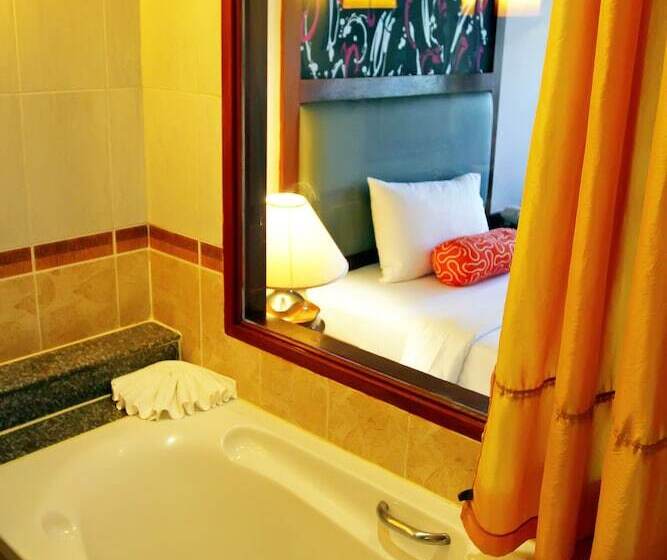 디럭스 룸, Baumanburi Hotel Patong