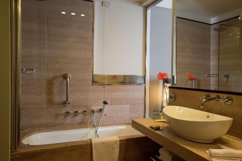 اتاق استاندارد با تخت بزرگ, Doubletree by Hilton Florence Metropole