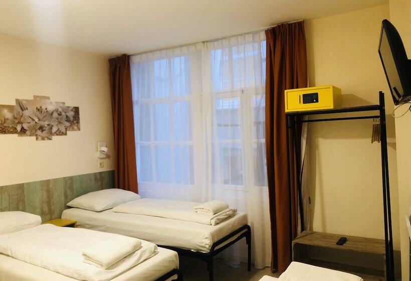 标准三人间, Damrak Inn