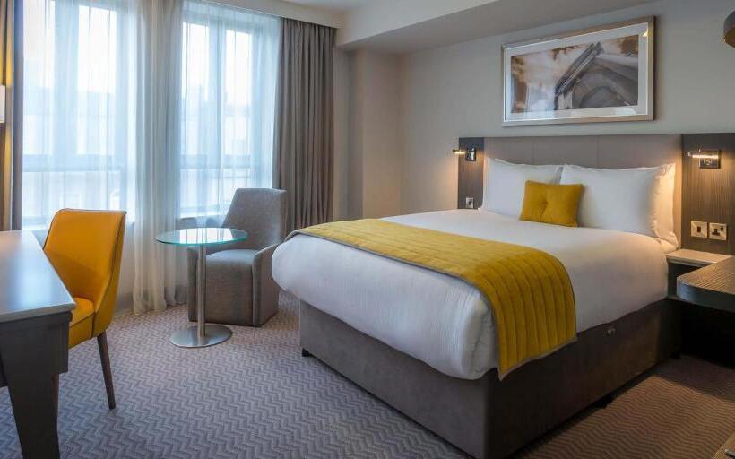 带大床的标准间, Maldron Hotel & Leisure Centre Limerick