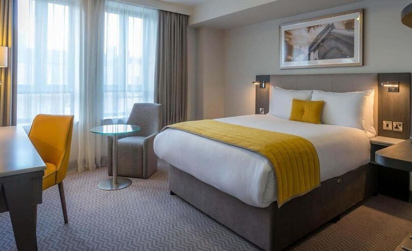带大床的标准间, Maldron Hotel & Leisure Centre Limerick