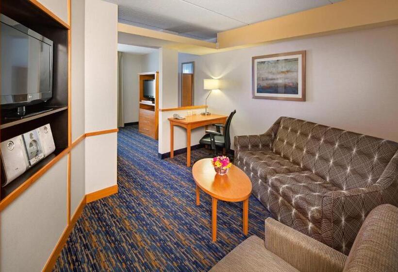 מיטת קינג בסוויטה, Fairfield Inn & Suites By Marriott Toronto Brampton