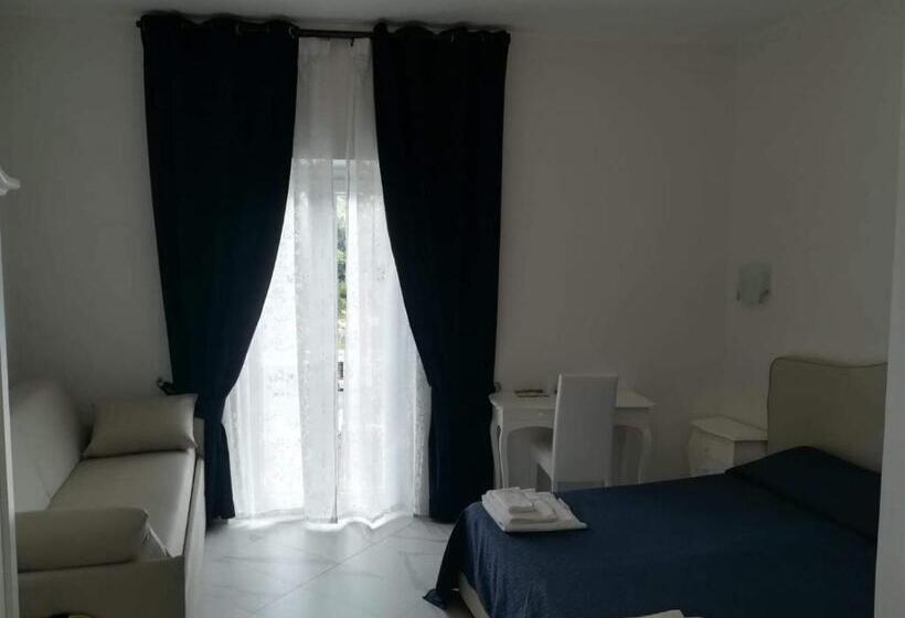 חדר סטנדרטי לשלושה עם נוף, Colosseo Rooms Imperial Rome