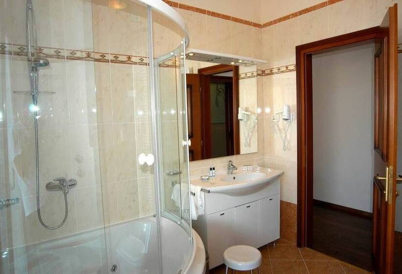 اتاق استاندارد با چشم‌انداز شهر, Savoy