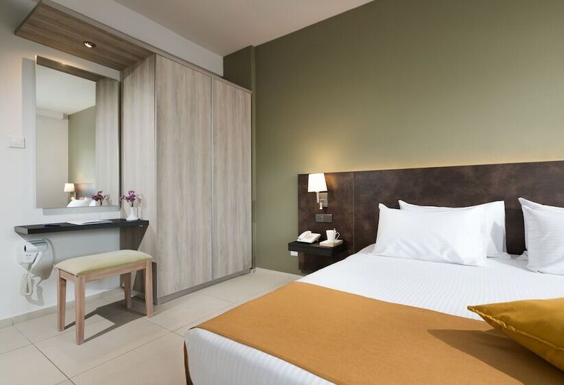 Люкс Вид на Бассейн, Mayfair Hotel