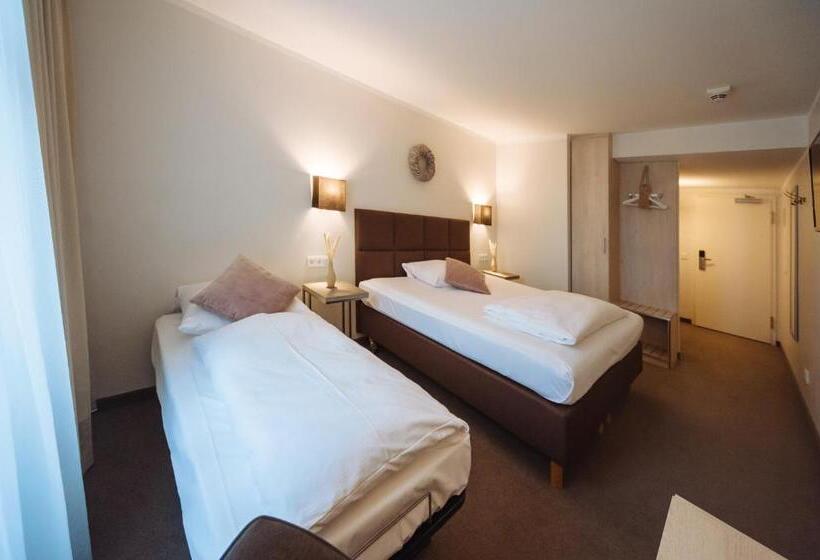 اتاق استاندارد سه نفره, Landhotel Potsdam