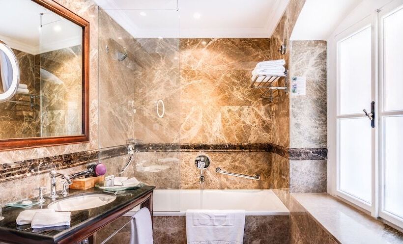 غرفة ديلوكس, The Dominican