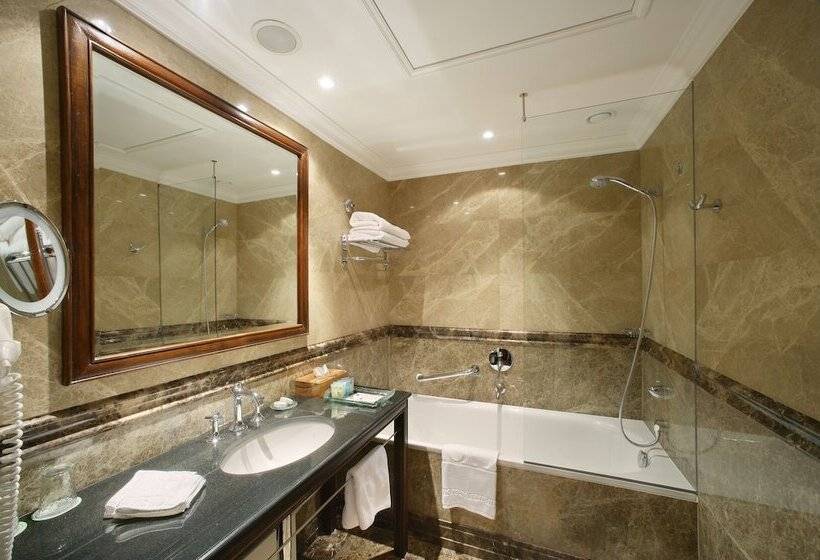 جناح إدارى, The Dominican