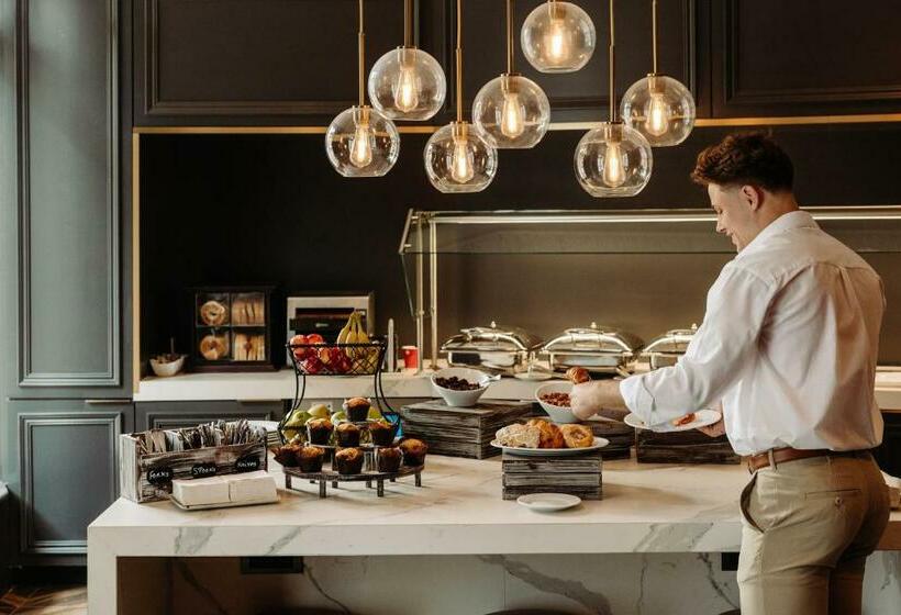 Номер Клуб Кровать Кинг, New Orleans Marriott Warehouse Arts District