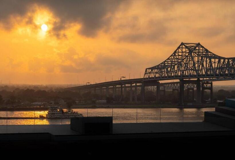 Номер Клуб, New Orleans Marriott Warehouse Arts District