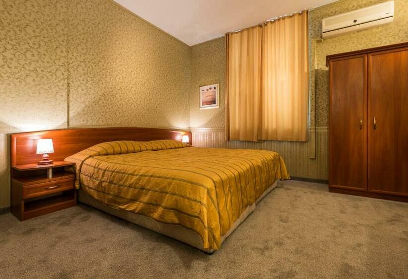 阁楼房, Family Hotel Chiplakoff