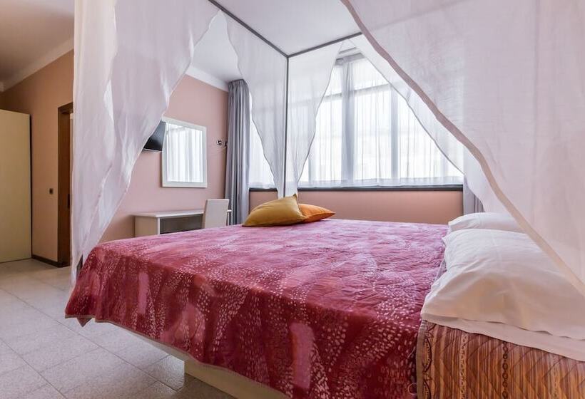 Номер Deluxe, Maris