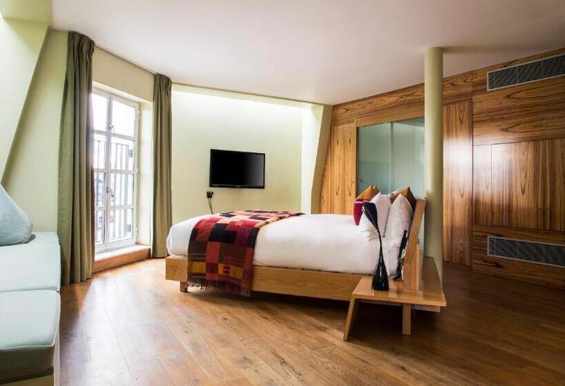 Deluxe Room, Megaro