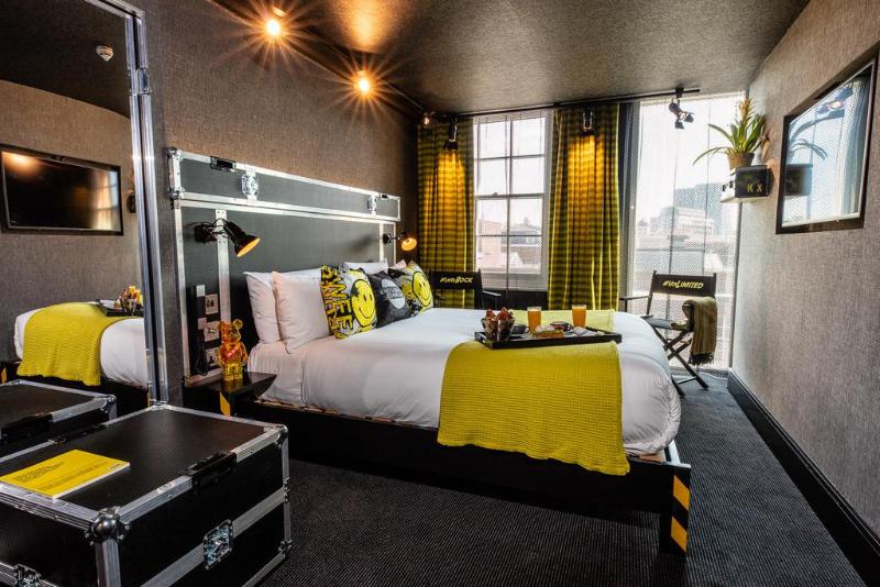 Deluxe Room, Megaro