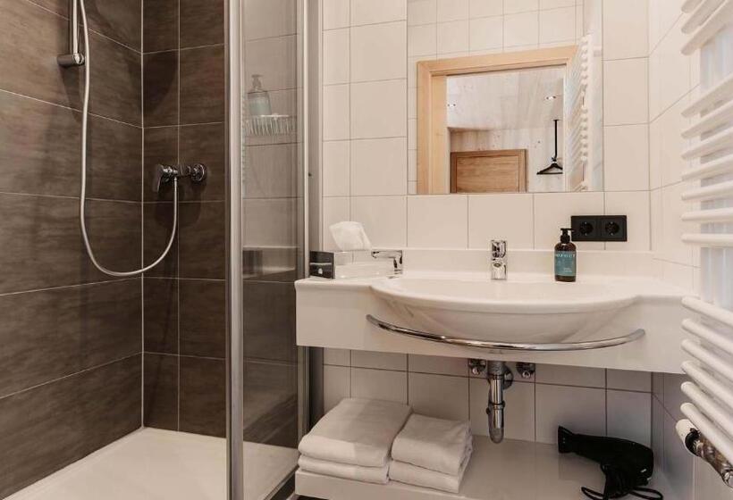 Апартаменты 3 Спальни, Hofgut Apartment & Lifestyle Resort Wagrain