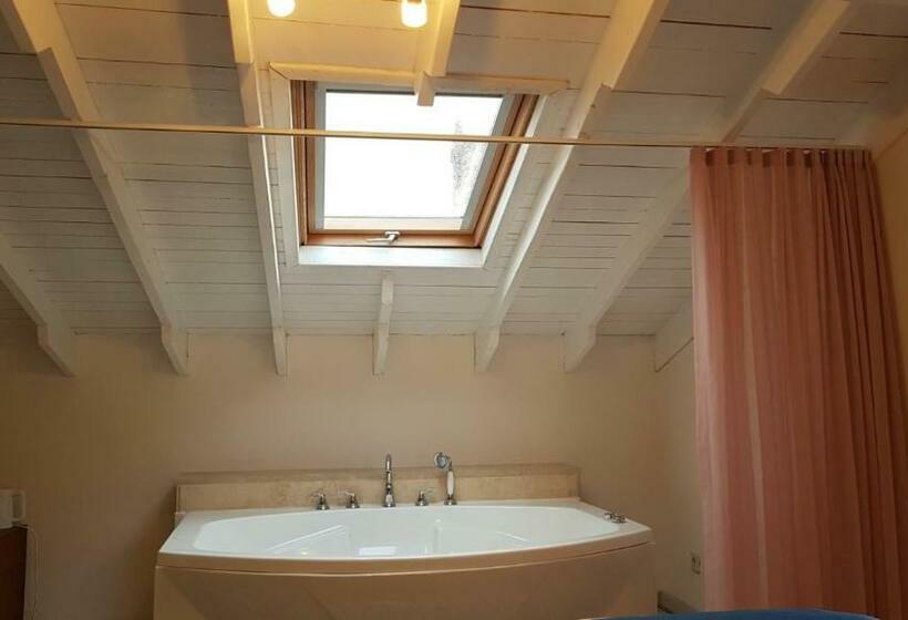 Quarto Estandar com Hidromassagem, Rebetiko