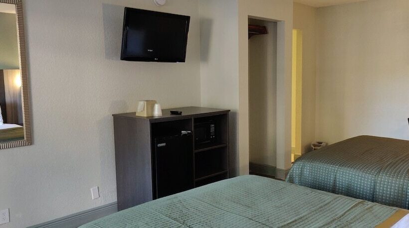带2个双人床的标准工作室, Rodeway Inn Near Ybor City  Casino