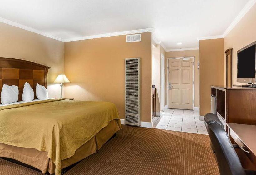 장애인을 위한 킹사이즈 침대 스탠다드 룸, Quality Inn Near Hearst Castle