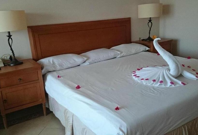 اتاق استاندارد با چشم‌انداز دریا, Continental Plaza Beach Resort