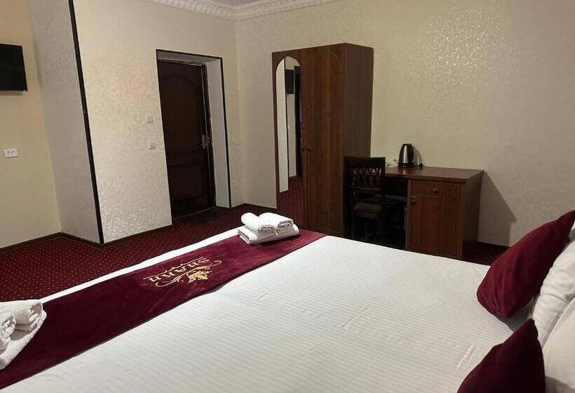 سوییت خانوادگی, Boutique Hotel Shakh
