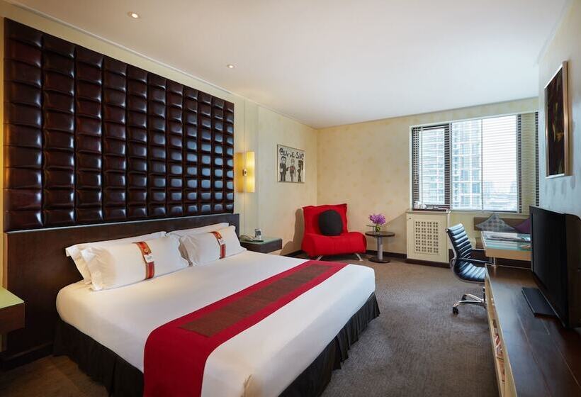 استودیوی استاندارد, The Davis Bangkok