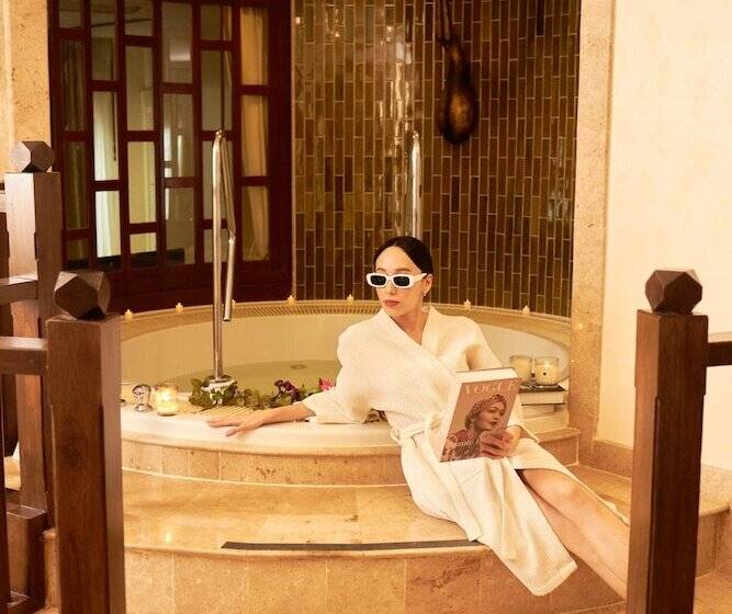 سوئیت با وان آب گرم, The Davis Bangkok