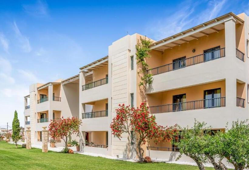 Люкс Deluxe Вид на Море, Golden Bay Hotel Apartments
