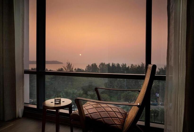 豪华海景房, The Crescent
