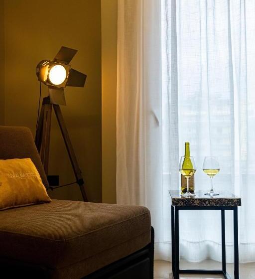 اتاق لوکس با بالکن و چشم‌انداز دریا, Kraal Hotel Vlore