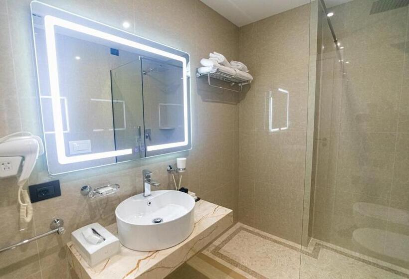 اتاق خانوادگی, Kraal Hotel Vlore