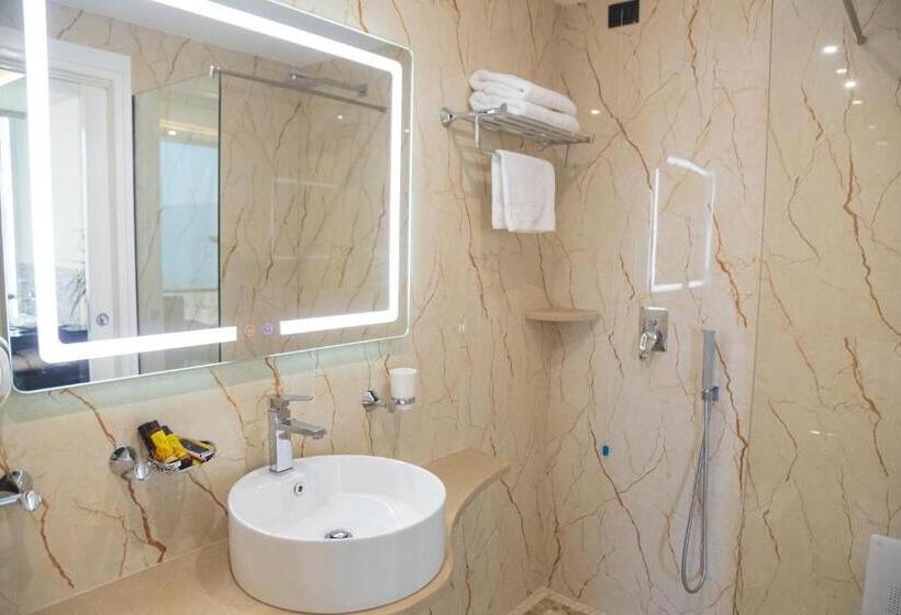سوییت جونیور با چشم‌انداز دریا, Kraal Hotel Vlore