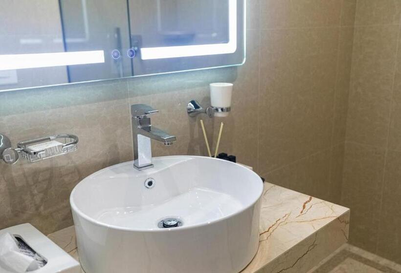 اتاق سه نفره دلوکس با چشم‌انداز دریا, Kraal Hotel Vlore